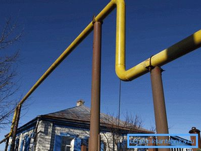 Приклад газового трубопроводу біля будинку Приклад газового трубопроводу біля будинку