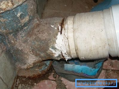 Приклад здійснення стиковки пластикової гофри з чавунним розтрубом Приклад здійснення стиковки пластикової гофри з чавунним розтрубом