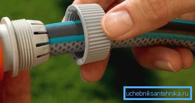 Пристосування для з'єднання садових шлангів. Пристосування для з'єднання садових шлангів.