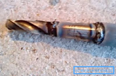 Приварюють наконечник зі свердлом до іншої трубі. Приварюють наконечник зі свердлом до іншої трубі.