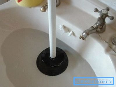 Прочищення зливу вантузом Прочищення зливу вантузом