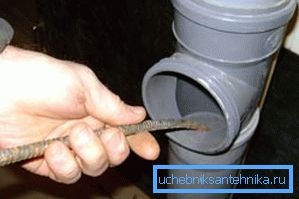 Прочищення стояка через ревізію Прочищення стояка через ревізію