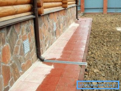 Продухи в фундаменті або як робиться вентиляція підпілля в дерев'яному будинку Продухи в фундаменті або як робиться вентиляція підпілля в дерев'яному будинку