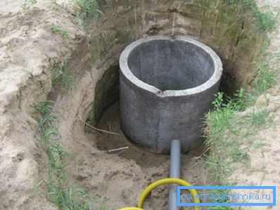 Прокладання водопровідних труб до криниць при постійній експлуатації необхідно здійснювати нижче рівня промерзання грунту Прокладання водопровідних труб до криниць при постійній експлуатації необхідно здійснювати нижче рівня промерзання грунту
