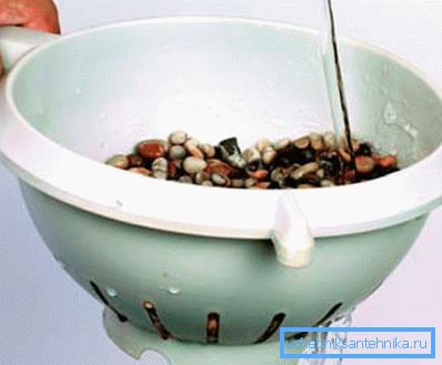 Промиваємо вапном гравій, який потім ретельно полощіть чистою водою. Промиваємо вапном гравій, який потім ретельно полощіть чистою водою.