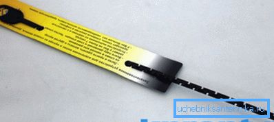 Простий пристрій для видалення волосся і дрібного сміття з зливу раковини. Простий пристрій для видалення волосся і дрібного сміття з зливу раковини.