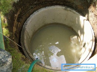 Процес видалення брудної води з джерела Процес видалення брудної води з джерела