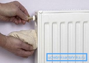 Процес видалення повітря простий - берете спеціальний ключик і злегка відвертає кран Маєвського, з нього виходить повітря, а потім починає текти вода, тому потрібна ганчірка, щоб не забризкати підлогу і стіни Процес видалення повітря простий - берете спеціальний ключик і злегка відвертає кран Маєвського, з нього виходить повітря, а потім починає текти вода, тому потрібна ганчірка, щоб не забризкати підлогу і стіни