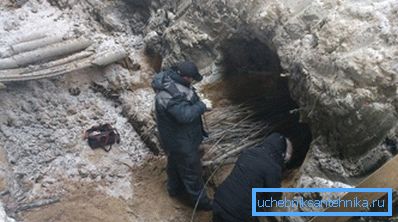 Проведення ремонтно-відновлювальних робіт перед установкою оглядового колодязя Проведення ремонтно-відновлювальних робіт перед установкою оглядового колодязя