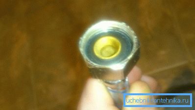 Перевіряйте шланги на наявність ущільнювачів. Перевіряйте шланги на наявність ущільнювачів.