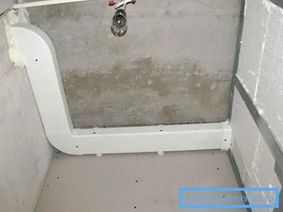 Прямокутну трубу легше заховати за підвісну стелю. Прямокутну трубу легше заховати за підвісну стелю.