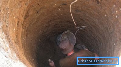 Працювати в обмеженому просторі досить складно, при цьому того, хто піднімає відра з піском, нітрохи не легше Працювати в обмеженому просторі досить складно, при цьому того, хто піднімає відра з піском, нітрохи не легше