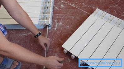 Розбирання виробів з алюмінію і біметалу аналогічна роботі з чавунними радіаторами Розбирання виробів з алюмінію і біметалу аналогічна роботі з чавунними радіаторами