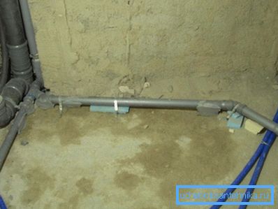 Розводка каналізації під ванну, умивальник і пральну машинку виконана 50-міліметрової трубою. Розводка каналізації під ванну, умивальник і пральну машинку виконана 50-міліметрової трубою.