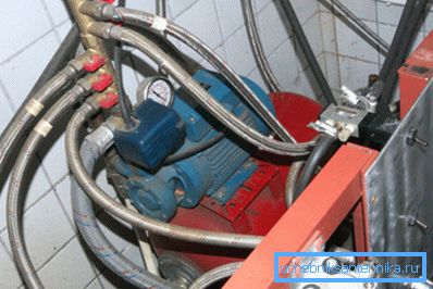 Гумові рукава в металевій оплетке при облаштуванні насосної станції Гумові рукава в металевій оплетке при облаштуванні насосної станції