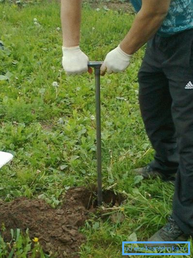 Ручним буром ями робити дуже зручно Ручним буром ями робити дуже зручно