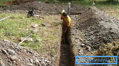 Риття траншеї для укладання елементів водопроводу. Риття траншеї для укладання елементів водопроводу.