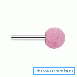 За допомогою шарошки сідло крана очищається швидко і легко За допомогою шарошки сідло крана очищається швидко і легко