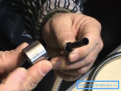 Сантехніки рекомендують використовувати непрозорі шланги, так як вони міцніші і довговічніші прозорих Сантехніки рекомендують використовувати непрозорі шланги, так як вони міцніші і довговічніші прозорих