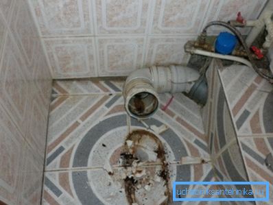 Санвузол після демонтажу Санвузол після демонтажу