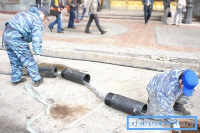Сегменти трубопроводу підтягуються слідом за пробійником Сегменти трубопроводу підтягуються слідом за пробійником