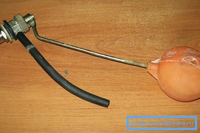 Згинаючи штангу можна регулювати рівень води в бачку Згинаючи штангу можна регулювати рівень води в бачку