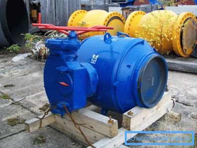 Кульовий кран ДУ1000 РУ25 виконаний в суцільнозварний корпусі. Кульовий кран ДУ1000 РУ25 виконаний в суцільнозварний корпусі.