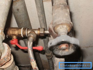 Кульовий кран відмінно вписується не лише в нову, але і в стару водопровідну систему Кульовий кран відмінно вписується не лише в нову, але і в стару водопровідну систему