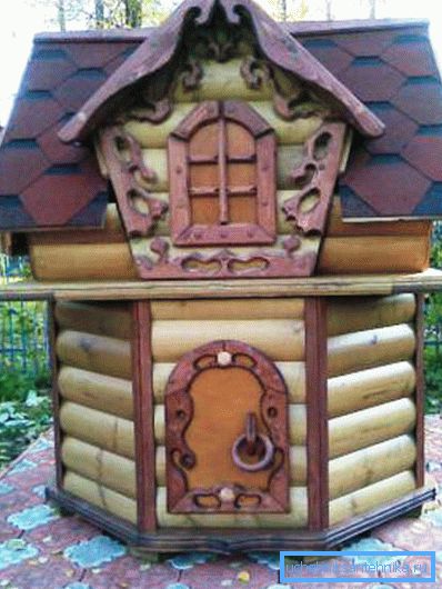 Шестигранний зруб на колодязі. Шестигранний зруб на колодязі.