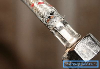 Шланги низької якості часто рвуться і затоплюють приміщення. Шланги низької якості часто рвуться і затоплюють приміщення.