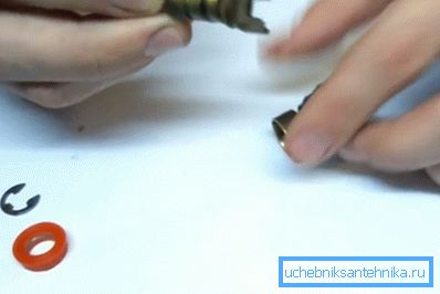 Шток потрібно очистити і змастити Шток потрібно очистити і змастити