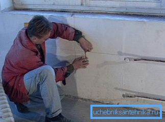 Стежимо, щоб батарея стояла строго горизонтально. Стежимо, щоб батарея стояла строго горизонтально.