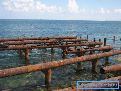 Занадто іржаві матеріали або труби, які мали контакт з солоною водою, для подібного будівництва краще не використовувати, оскільки вони можуть мати внутрішню корозію Занадто іржаві матеріали або труби, які мали контакт з солоною водою, для подібного будівництва краще не використовувати, оскільки вони можуть мати внутрішню корозію