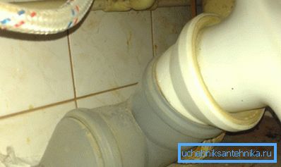 Злив повинен знаходитися під кутом приблизно в 40 градусів, це забезпечить більш ефективне видалення відходів Злив повинен знаходитися під кутом приблизно в 40 градусів, це забезпечить більш ефективне видалення відходів