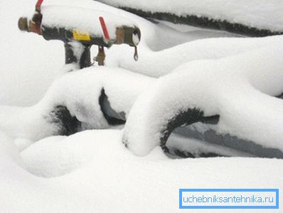 Зливаємо воду з водопровідних труб Зливаємо воду з водопровідних труб