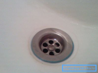 Зливний отвір в раковині. Зливний отвір в раковині.