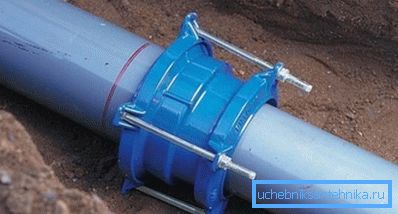 З'єднання каналізаційної труби з використанням виробів подібного типу вважається обов'язковим при створенні магістралей З'єднання каналізаційної труби з використанням виробів подібного типу вважається обов'язковим при створенні магістралей