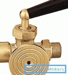 Спеціальний триходовий кран має платформу під установку манометра