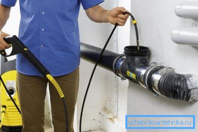 Спеціальний пристрій для продувки труб під тиском води використовується найчастіше професійними майстрами або компаніями, що надають подібні послуги