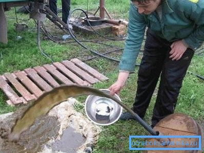 Спосіб вимагає наявності великої кількості робочої рідини для роботи насосів. При відсутності такої, можна придбати пластикову ємність потрібного обсягу в магазині і встановити її на ділянці. Спосіб вимагає наявності великої кількості робочої рідини для роботи насосів. При відсутності такої, можна придбати пластикову ємність потрібного обсягу в магазині і встановити її на ділянці.