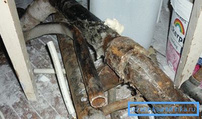 Стара демонтована система водопостачання Стара демонтована система водопостачання