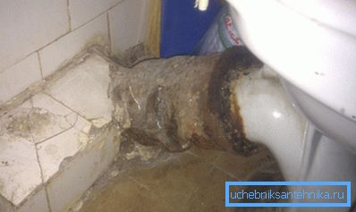 Старі чавунні вироби замінити дуже складно - цей процес вимагає демонтажу здебільшого каналізаційної системи Старі чавунні вироби замінити дуже складно - цей процес вимагає демонтажу здебільшого каналізаційної системи