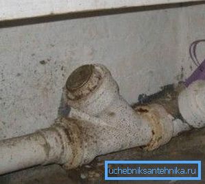 Старі труби - причина запаху Старі труби - причина запаху