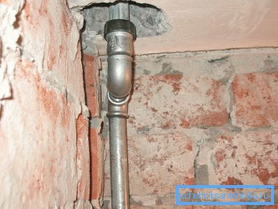 Стояк водопостачання з оцинкованої труби зібраний на різьбах. Стояк водопостачання з оцинкованої труби зібраний на різьбах.