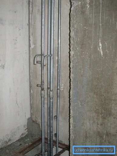 Стояки водопостачання з оцинковки. Стояки водопостачання з оцинковки.