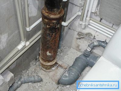 2761 Стик пластикової і чавунної труб