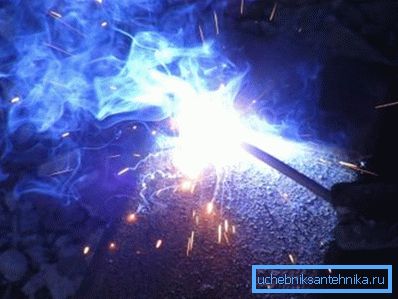 Зварювальний дуга випаровує захисний шар цинку з поверхні труби Зварювальний дуга випаровує захисний шар цинку з поверхні труби