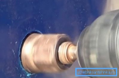 Свердлимо отвір корончатой фрезою Свердлимо отвір корончатой фрезою