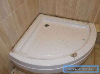 Так має бути встановлений піддон. Так має бути встановлений піддон.