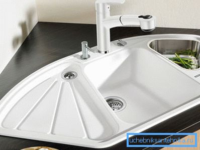 Так виглядає кутова модель, вбудована в стільницю. Так виглядає кутова модель, вбудована в стільницю.